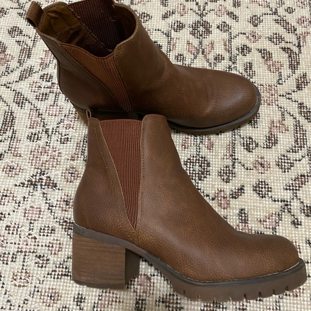 Mia Brown Chelsea Boots Size 9